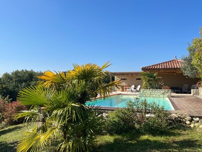 Charming villa, swimming pool, superb view of the Pyrenees and the Gers countryside