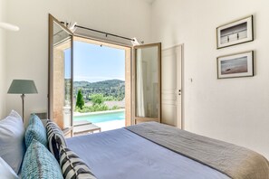 Outdoor pool - Between land and sea in the Cathar region (Durban-Corbières)