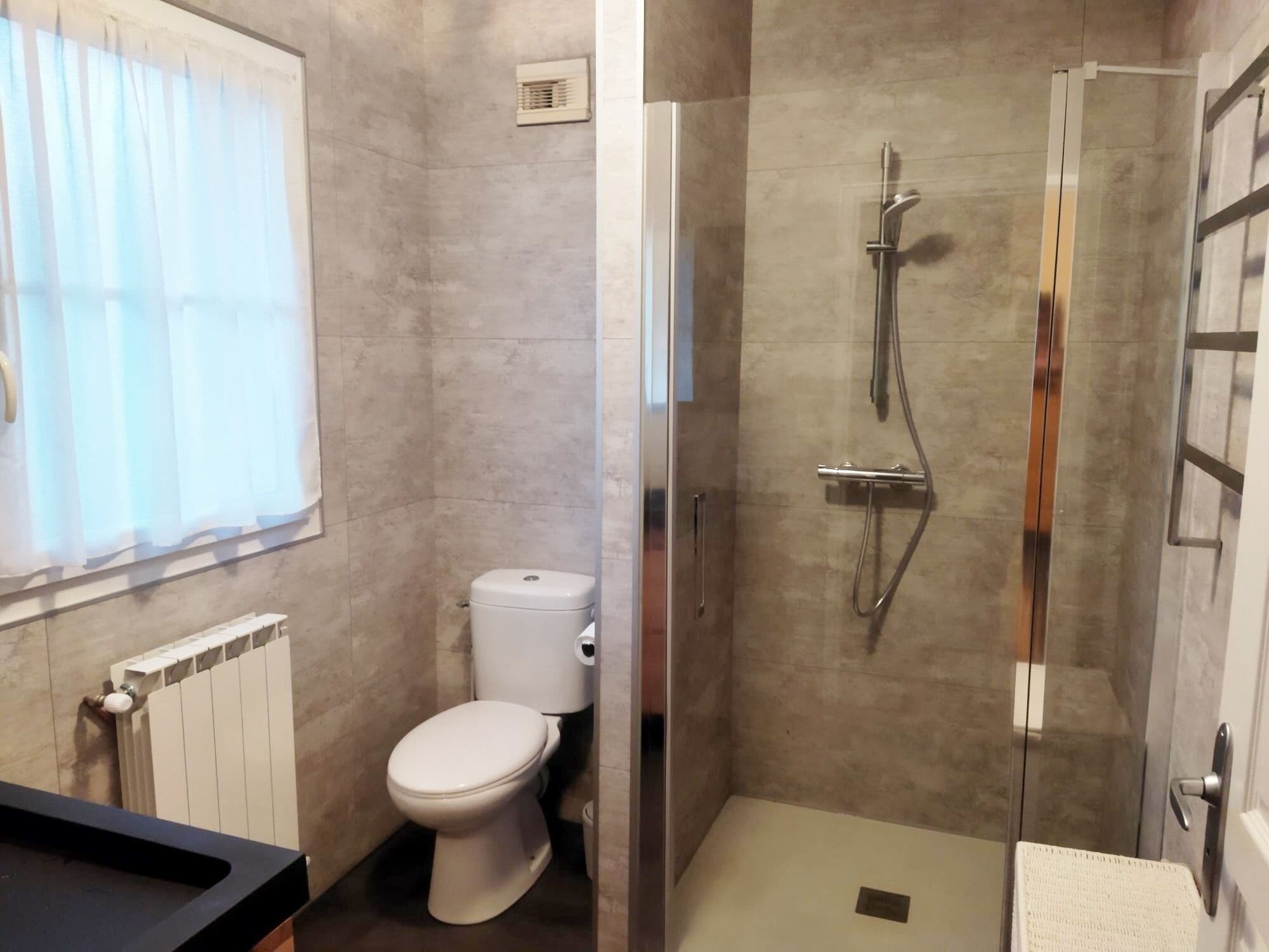 Regadera, secadora de cabello, bidet, toallas 