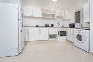 Refrigerador, microondas, cafetera/tetera, utensilios de cocina