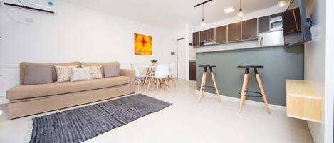 Apartamento, várias camas, para não fumantes, vista para a cidade | Sala de estar | TV LED 32 polegadas com canais a cabo, TV