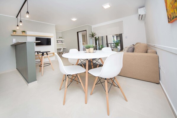 Apartamento, várias camas, para não fumantes, vista para a cidade | Vista do quarto