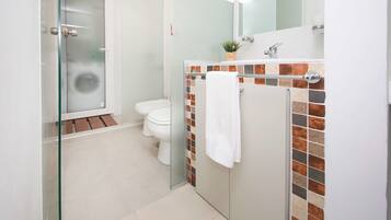 Apartment, Multiple Beds, Non Smoking, City View | Bathroom | Shower, towels