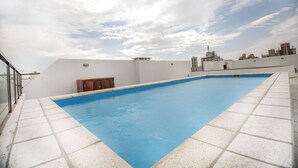 A rooftop swimming pool with a clear blue sky and a cityscape in the background. - Rent San José de Calasanz WH5 (Córdoba)