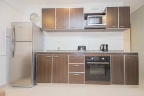 Kylskåp, mikrovågsugn, kaffe- och tebryggare och grytor/köksredskap