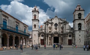 A historic church with two bell towers and a central facade. - Casa Elizabeth (Havana)