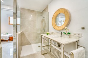 Bathtub, hair dryer, towels - Rural villa with pool Sa Verdera in Mallorca (Maria de la salut)