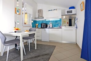 Een koelkast, een magnetron, een oven, een kookplaat