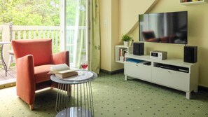 Télévision, lecteur de DVD, livres, chaîne hi-fi