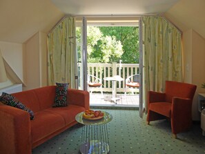 TV, DVD player, books, stereo - Sunny apartment, close to the beach <100m, with south-facing balcony, elevator, underground parking and WiFi (Kühlungsborn)