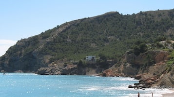 Vlak bij het strand, ligstoelen aan het strand