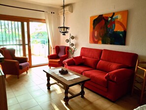 Smart TV, fireplace, DVD player, books