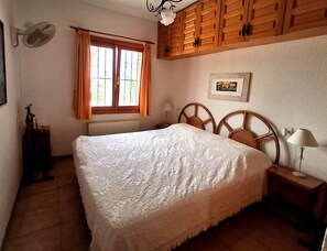 2 habitaciones, tabla de planchar con plancha y cuna de viaje 