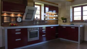 Frigorífico, horno, placa de cocina y lavavajillas