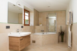 Badewanne, Whirlpool, Haartrockner, Handtücher