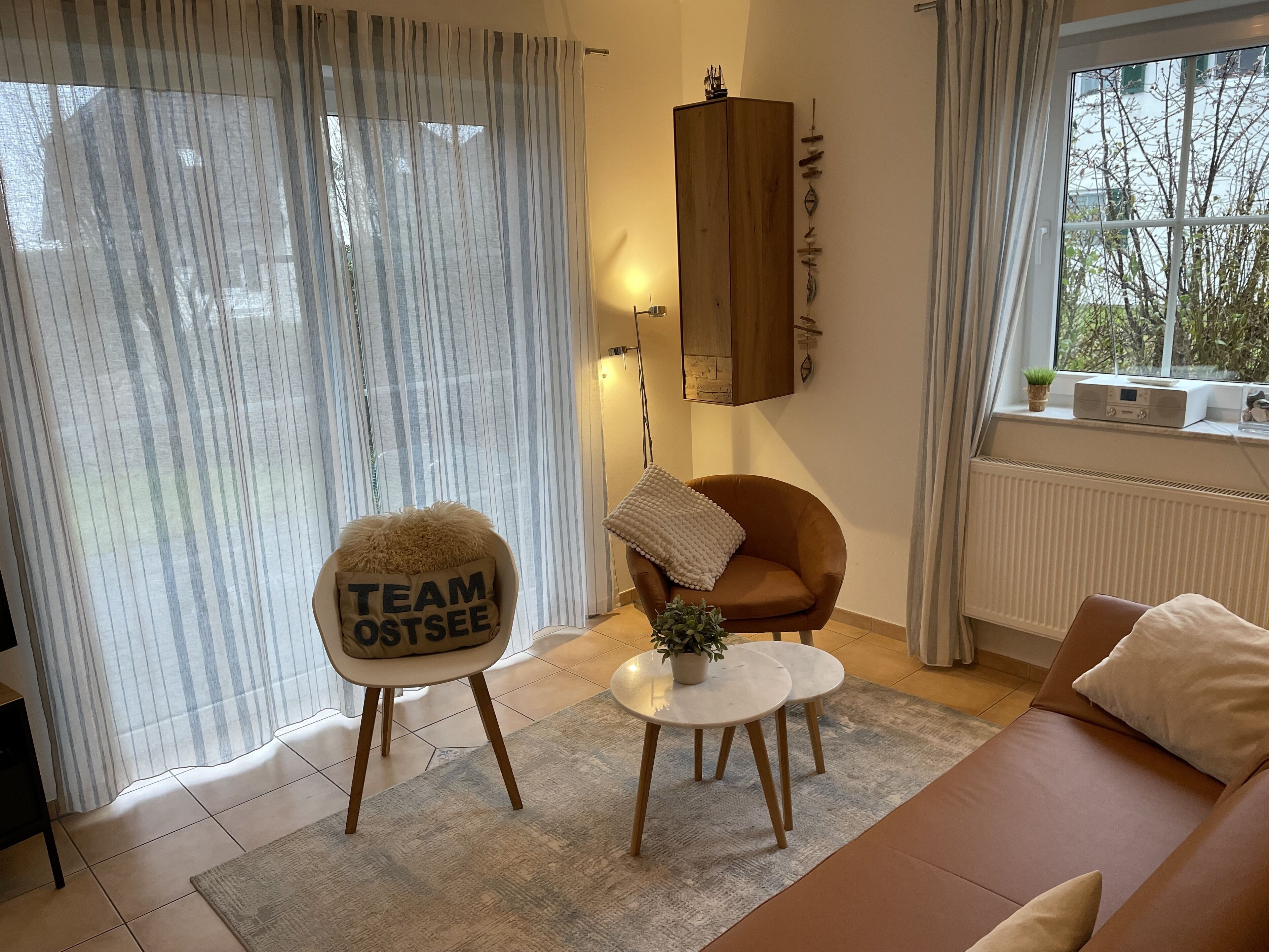 Platt-tv, dvd-spelare, böcker och ett musikbibliotek