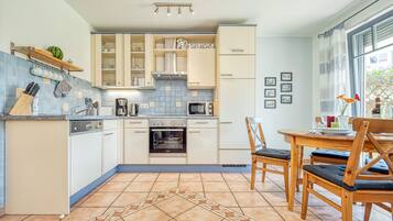Frigorífico, microondas, horno y placa de cocina