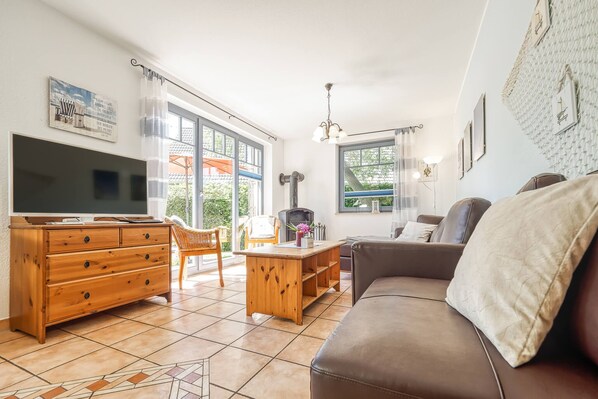 Smart TV, fireplace, DVD player, books