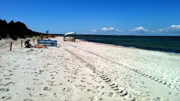 A beach with a sandy path leading to a beach chair area. - Comfortable, quiet 3-room first floor apartment, garden, fireplace and underfloor heating (Mecklenburg-Vorpommern)