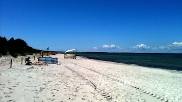 Nära stranden och solstolar