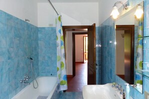 Combinazione doccia/vasca, bidet, asciugamani, carta igienica
