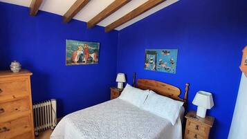 3 habitaciones, tabla de planchar con plancha y cuna de viaje