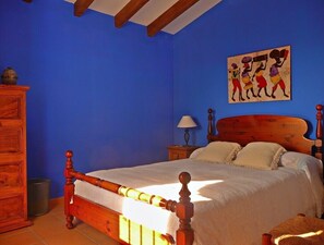3 habitaciones, tabla de planchar con plancha y cuna de viaje 