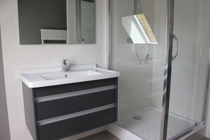 Dusche, Haartrockner, Toilettenpapier
