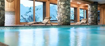 Renovated chalet with spa, pool and parking, ski-in/ski-out