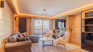 Living area - Renovated chalet with spa, pool and parking, ski-in/ski-out (Saint-Martin-de-Belleville)