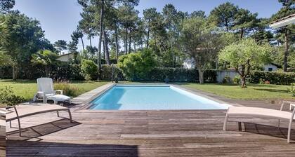 Hossegor Air-conditioned villa sleeps 10 with heated pool