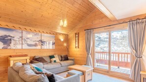 Living area - 3-bedroom chalet with spa and pool, ski-in/ski-out (Saint-Martin-de-Belleville)