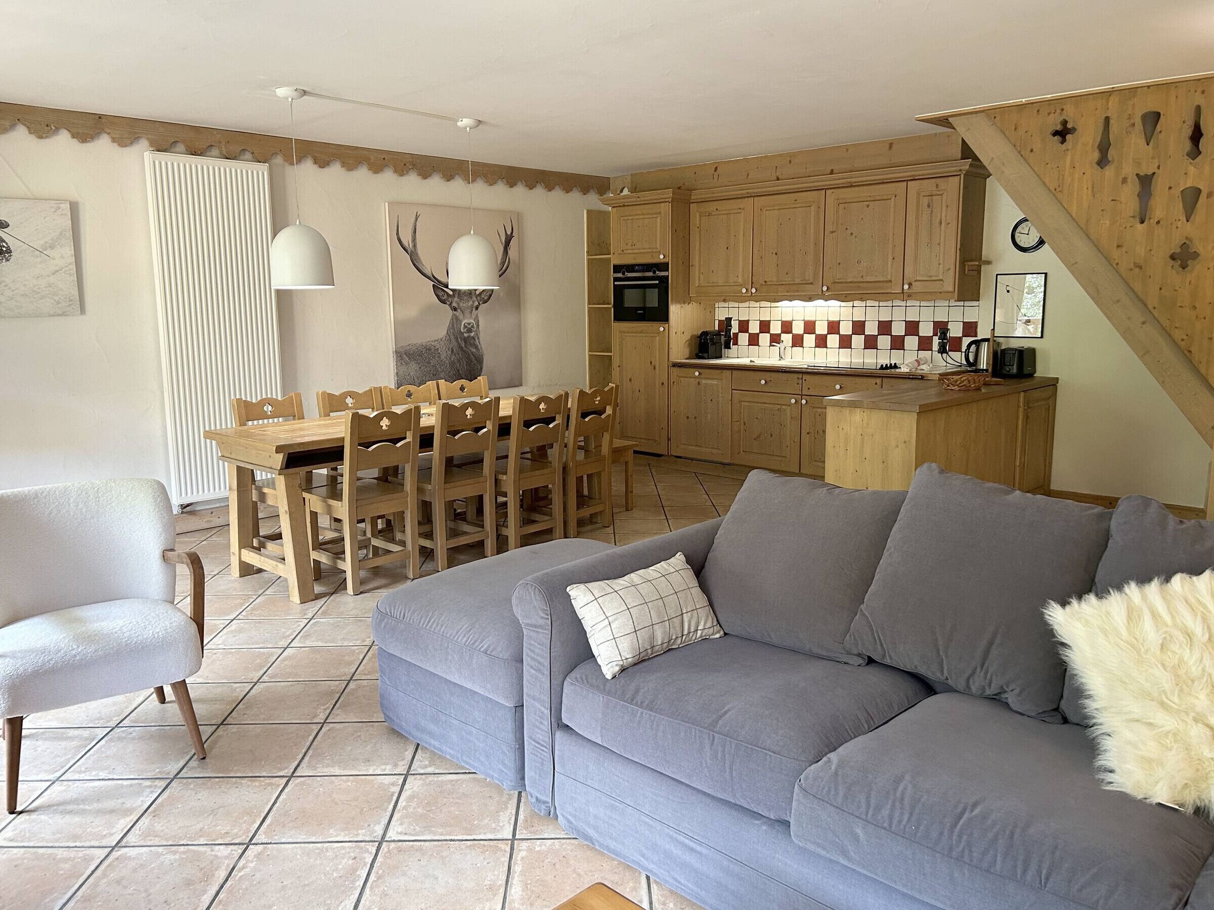 Een televisie en een open haard