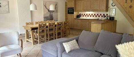 Een televisie en een open haard