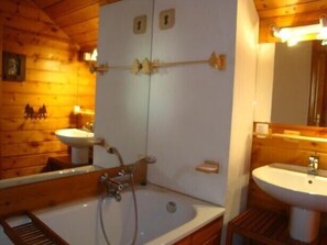 Badekar, hårføner, håndklær og såpe