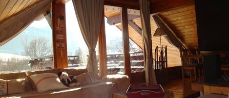 2 عدّة غرف نوم وتجهيزات عازلة للصوت ومكواة/لوح كي وواي فاي مجانًا