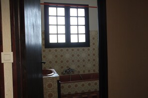 Combinazione doccia/vasca, asciugacapelli, asciugamani, sapone