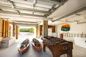 Game room - WATERFRONT, VIEWS, HEATED POOL, 130 ft. OF DOCK, PRIVATE RETREAT (Marathon)