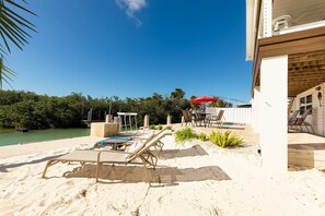 Terrace/patio - WATERFRONT, VIEWS, HEATED POOL, 130 ft. OF DOCK, PRIVATE RETREAT (Marathon)