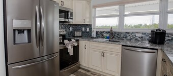 WATERFRONT, UITZICHT, VERWARMD ZWEMBAD, 130 ft. VAN DOCK, PRIVÉ RETREAT