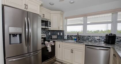 FRENTE AL AGUA, VISTAS, PISCINA CLIMATIZADA, 130 ft. DE MUELLE, RETIRO PRIVADO