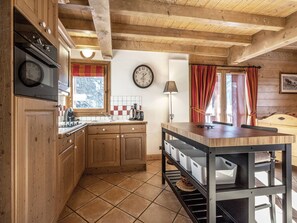 Fridge, microwave, oven, stovetop - Spacious apartment for 10 with pool, spa, and parking in Saint-Martin-de-Belleville (Saint-Martin-de-Belleville)