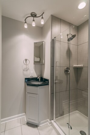 Baignoire, sĂšche-cheveux, serviettes fournies, savon