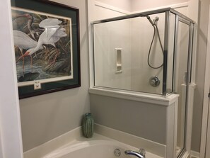 Combined shower/tub, jetted tub, towels, soap