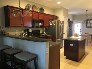 Kühlschrank, Mikrowelle, Herdplatte, Geschirrspüler