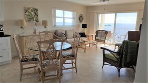 Smart TV, reproductor de DVD, tenis de mesa y libros 