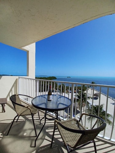 Direct Oceanfront Corner Condo, WiFi, Pool, Gym, Panoramic Ocean Views!  