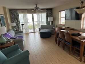 Televisio, videopelejä, DVD-soitin, pöytätennispöytä