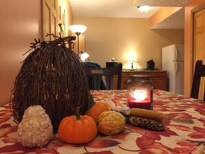 Dining - Comfortable home 2 1/2 mi. to downtown Bloomington, minutes to campus (Bloomington)