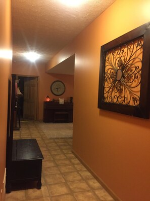 Interior - Comfortable home 2 1/2 mi. to downtown Bloomington, minutes to campus (Bloomington)